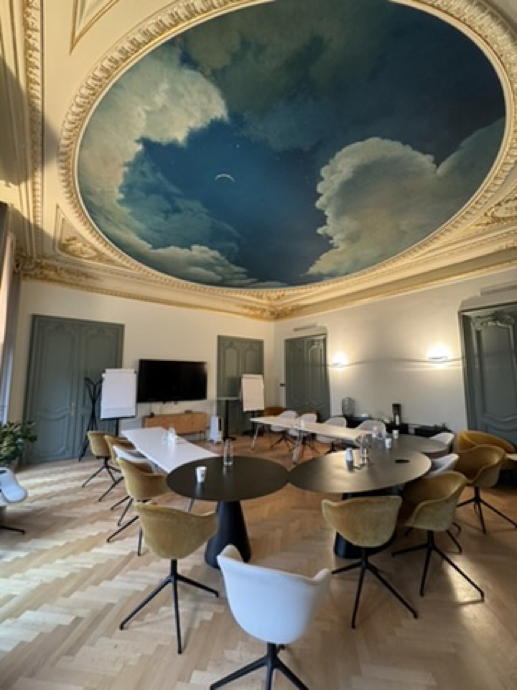 Salon de réception Paris 8ᵉ Triangle d'or avec coupole peinte trompe-l'oeil, transfert corporate Griffon Movers