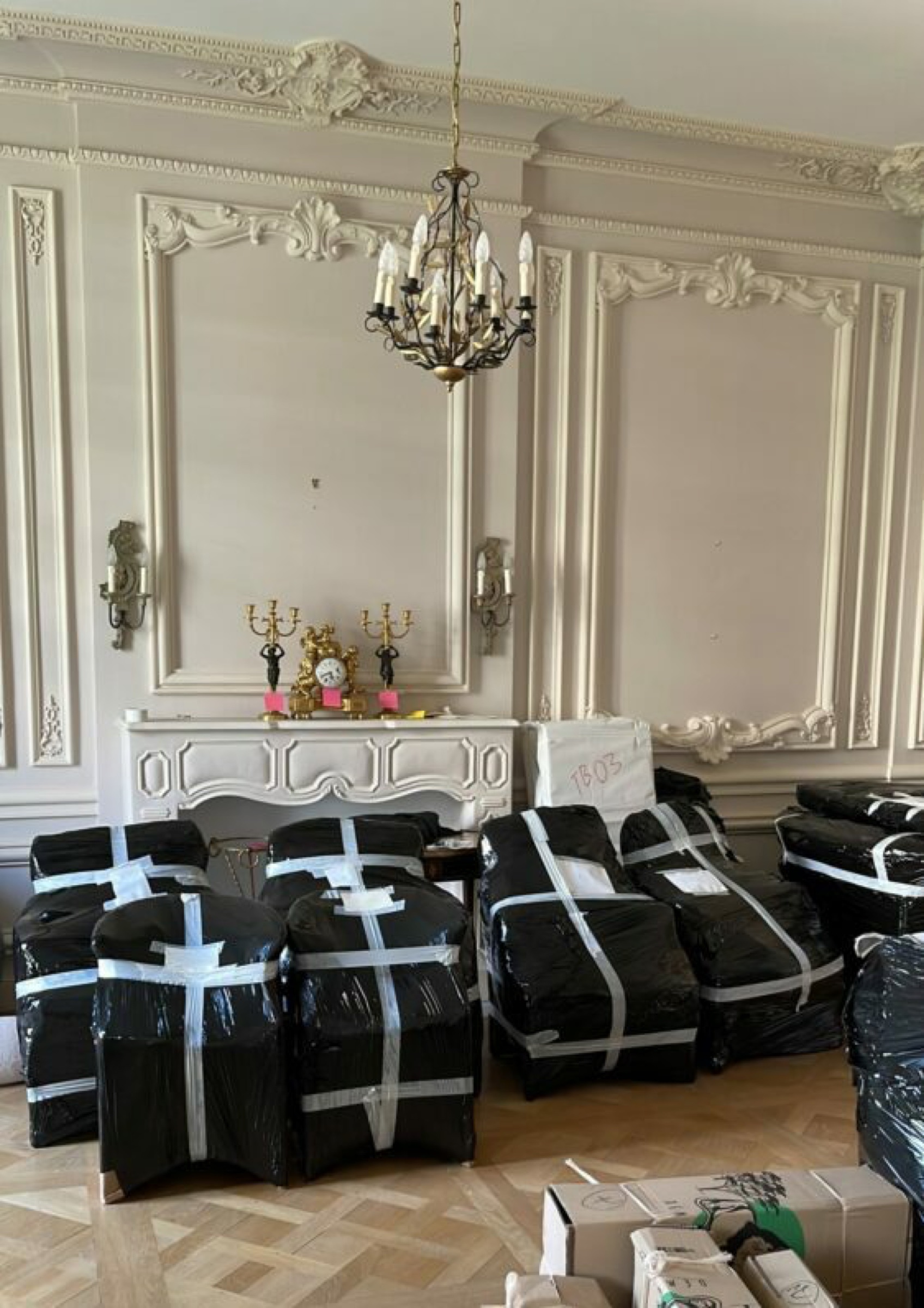 Salon Louis XV avec moulures Régence, fauteuils emballés sous housse Griffon Movers, déménagement Paris 7ᵉ Invalides